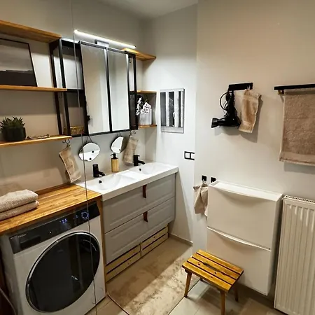 Spacious Family-friendly Apartment, Free Parking *