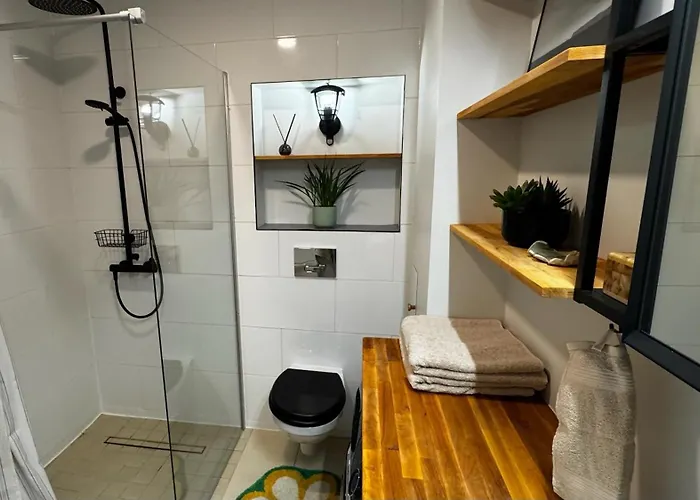 Spacious Family-friendly Apartment, Free Parking